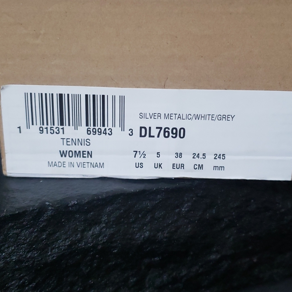 BNIB Reebok Tennis Shoes - Picture 7 of 7